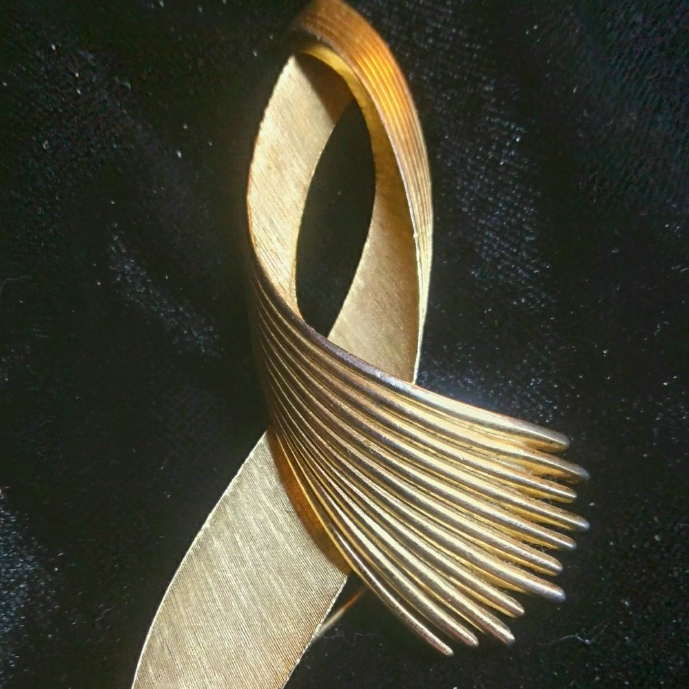 VINTAGE Trifari brooch
